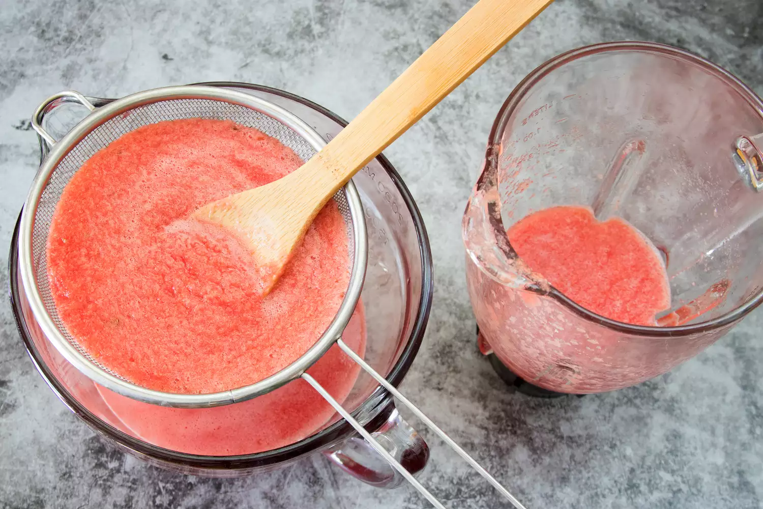 Filtrage du jus de pastèque fraîche