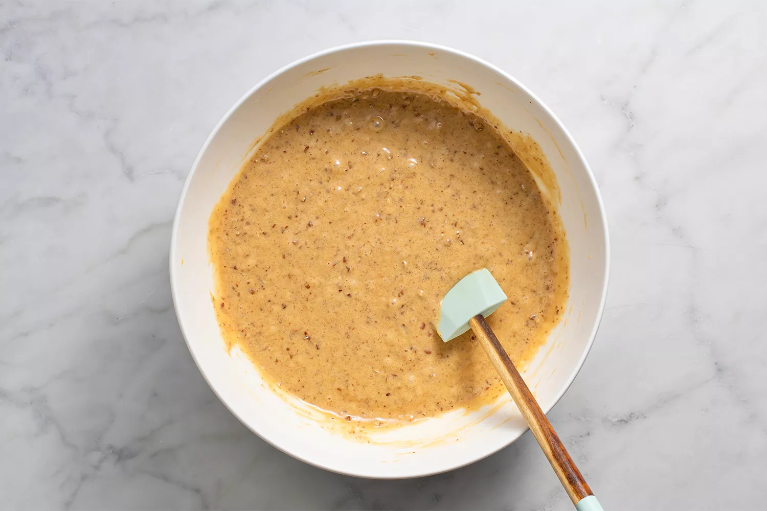 Ajout de farine et de noix de pécan