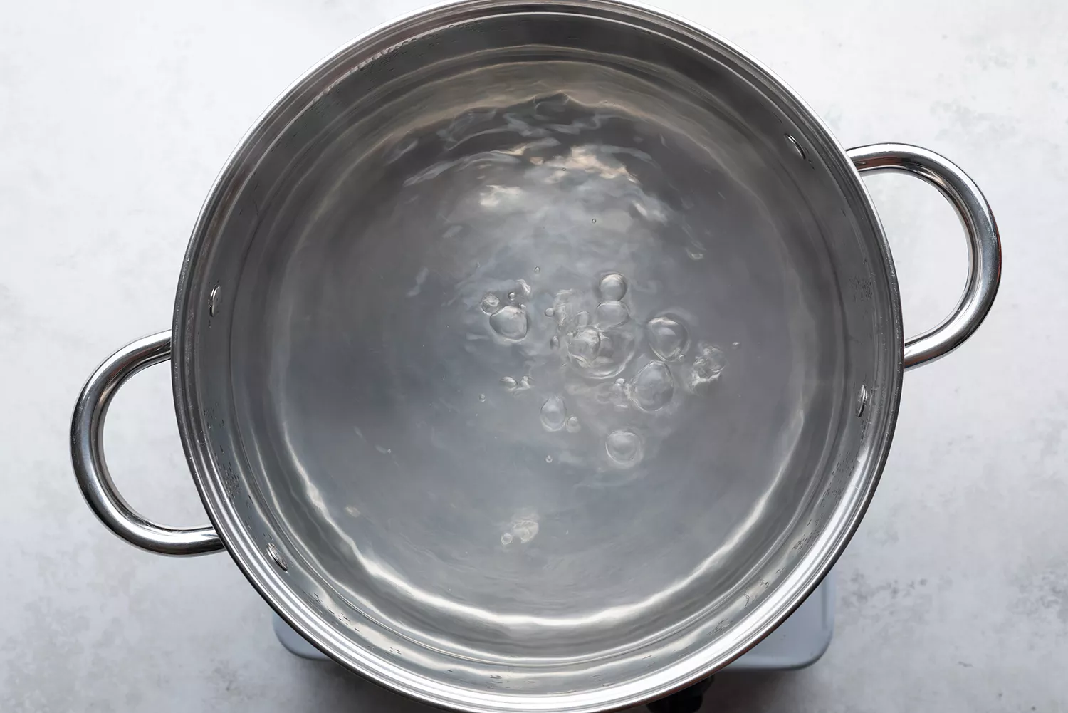 Eau dans une casserole sur un brûleur