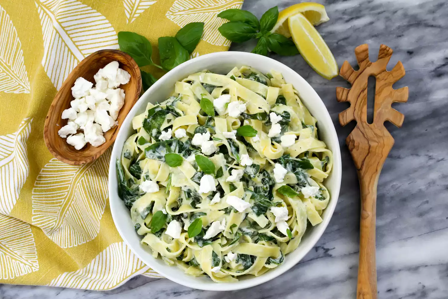 Pâtes au fromage de chèvre avec basilic et citron.