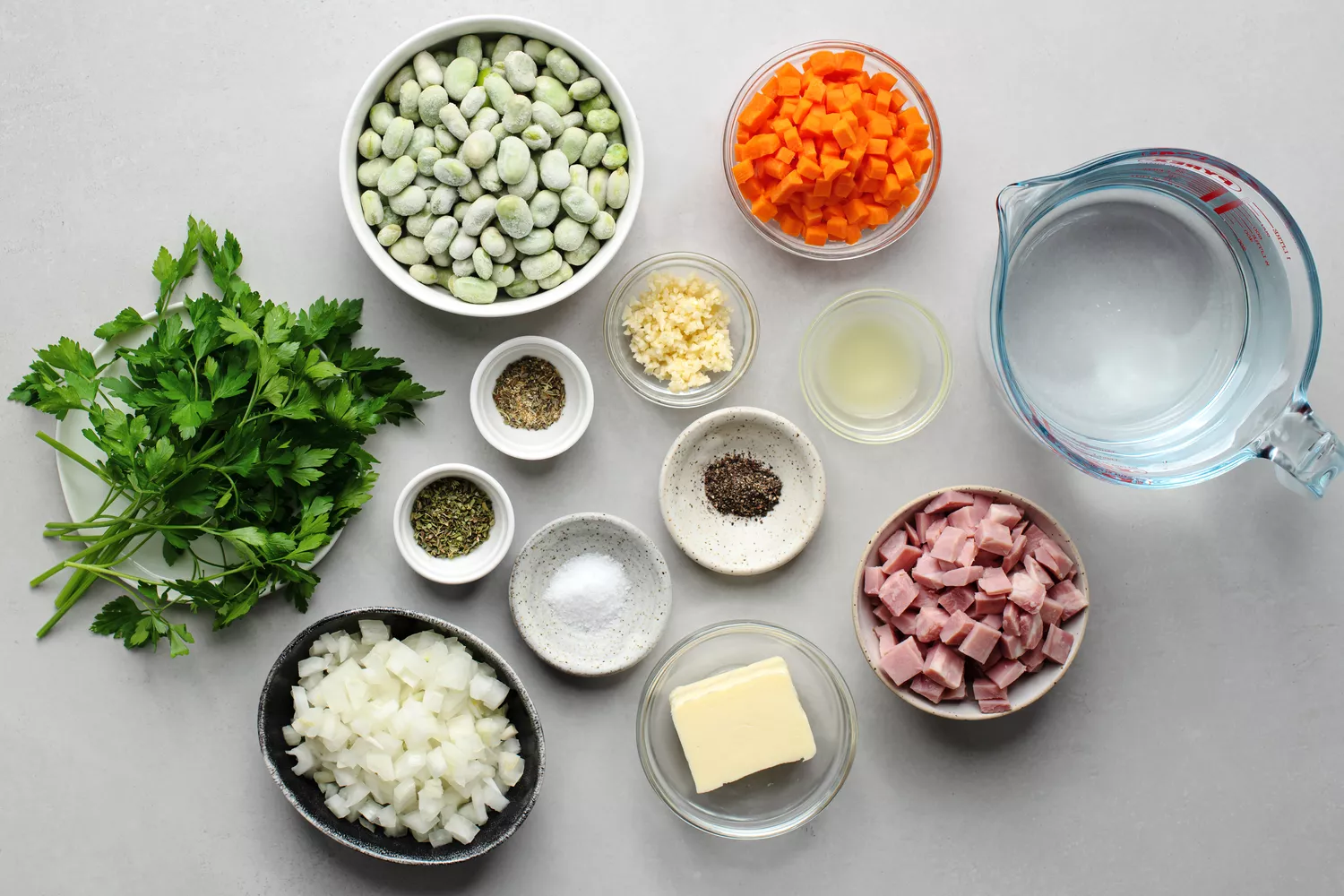 Ingrédients pour la soupe de haricots limas avec du jambon réunis