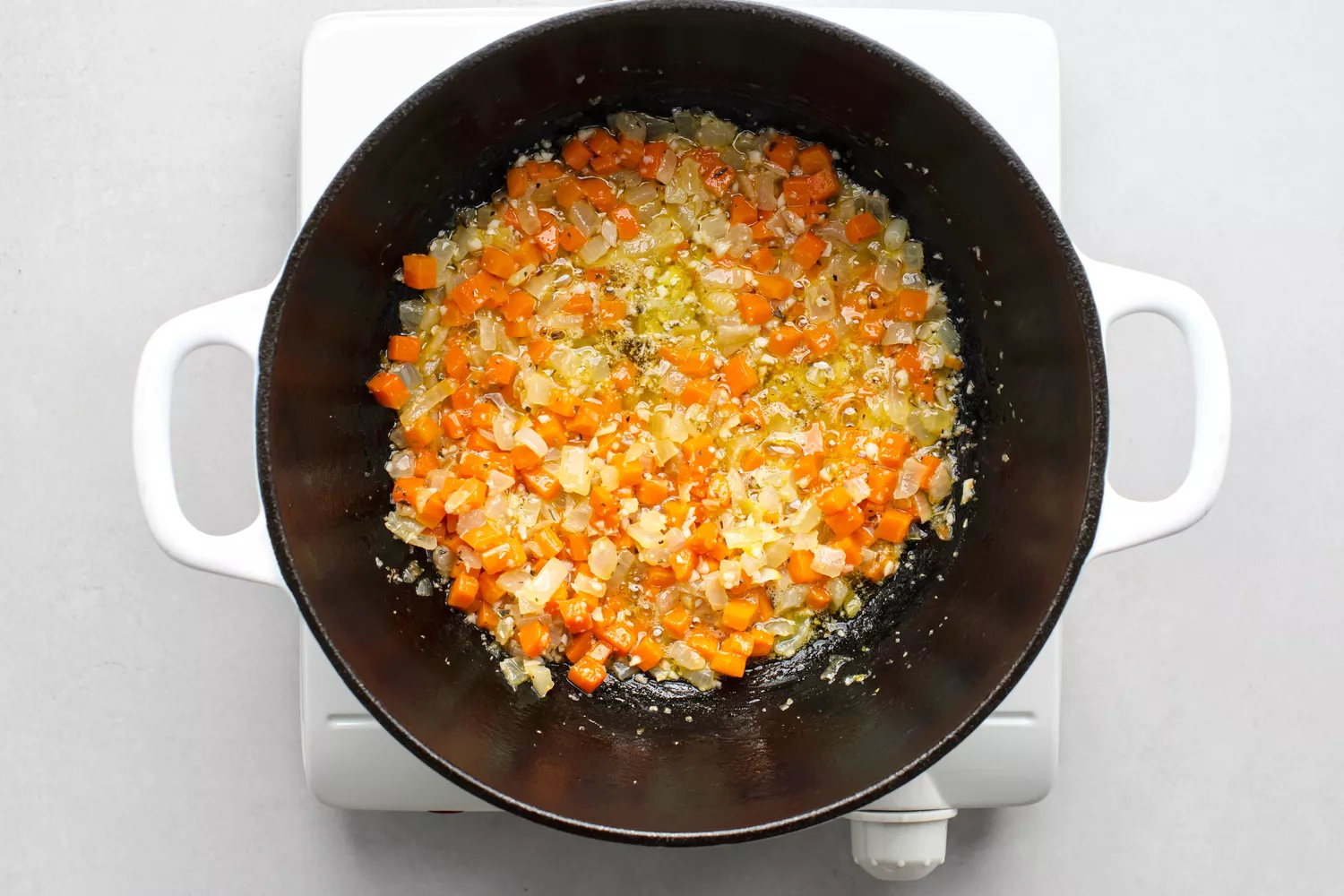 Ajouter l'ail, le jus de citron, et les herbes à la cocotte