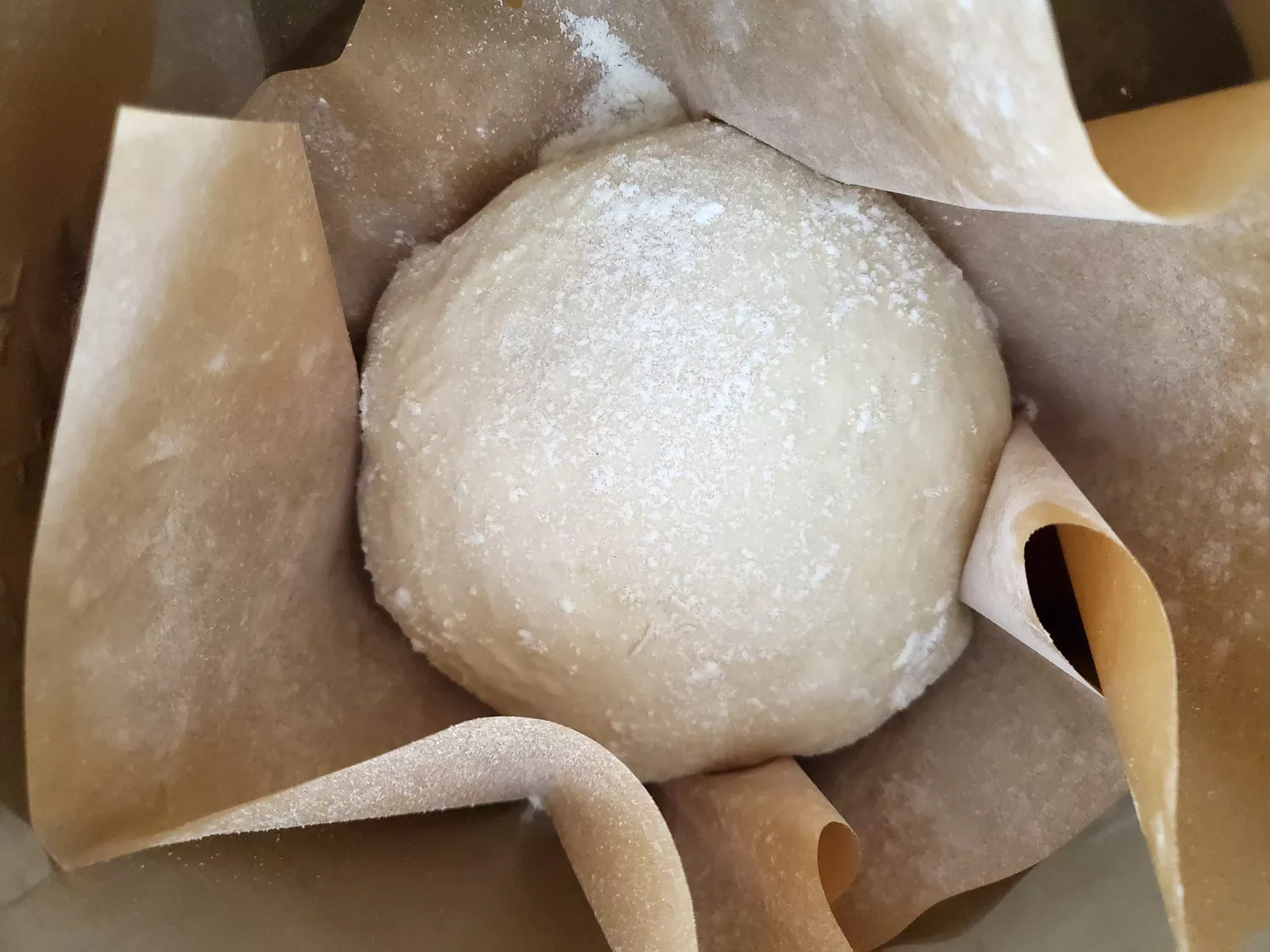 Pâte à pain sur papier parchemin dans l'Instant Pot