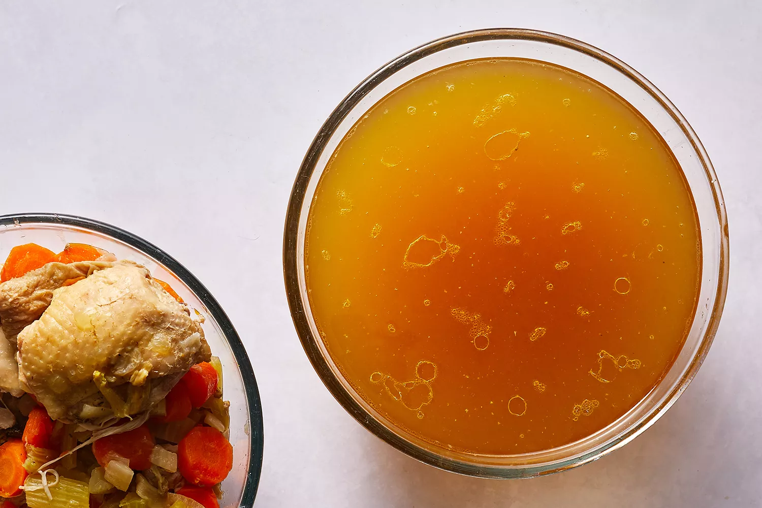 Bouillon de poulet filtré dans un bol