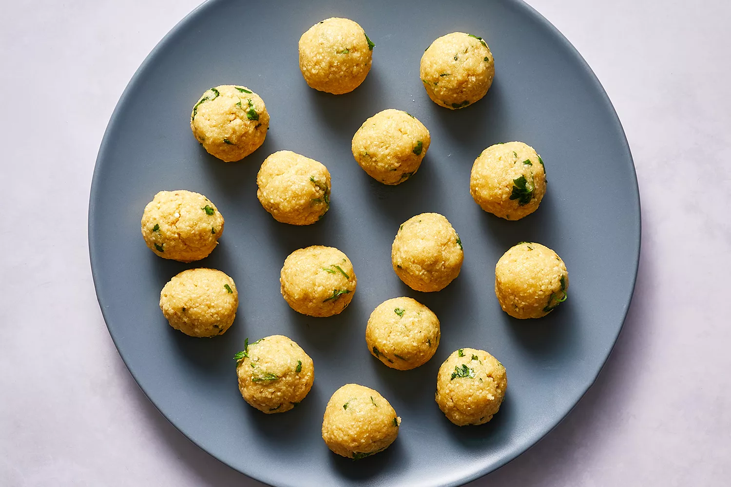 Boulettes de matzo non cuites sur un plateau