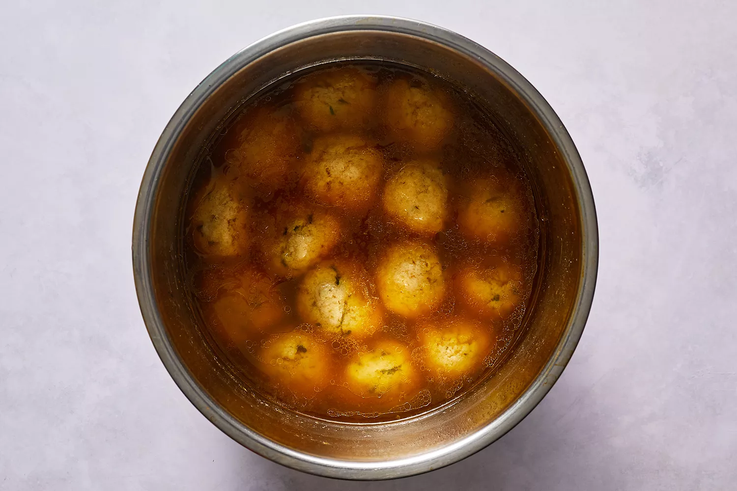 Boulettes de matzo et bouillon dans un Instant Pot