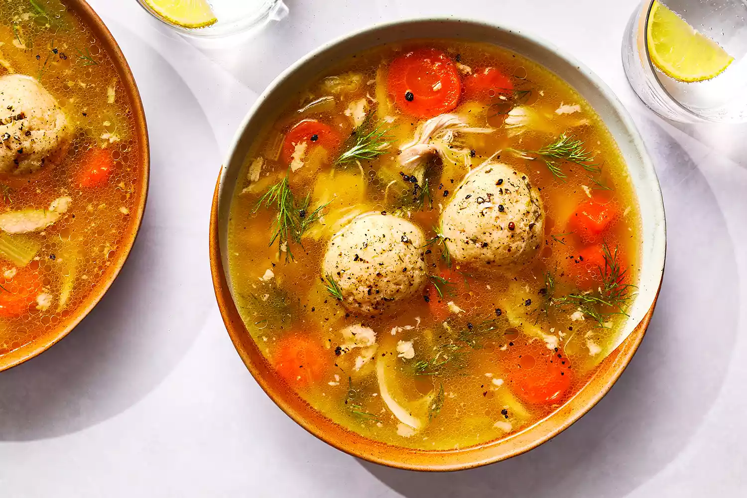 Soupe aux boulettes de matzo dans des bols