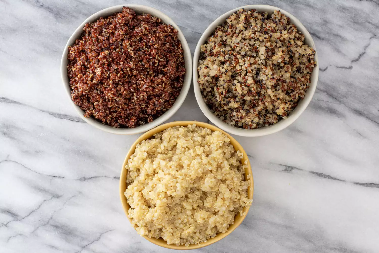 photo aérienne de 3 types de quinoa cuits dans l'Instant Pot