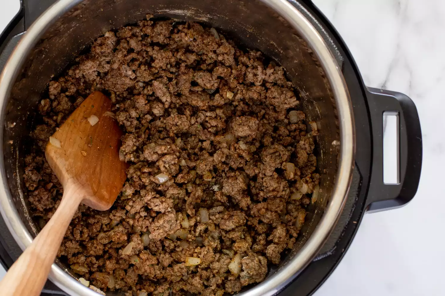 viande hachée et oignons dans la mijoteuse