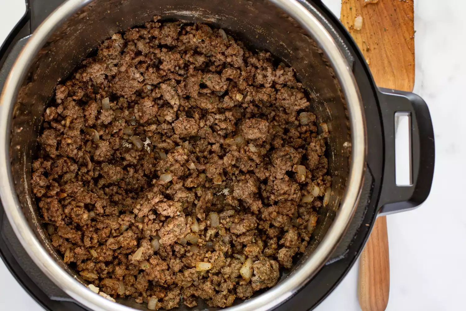 viande hachée et épices dans la mijoteuse