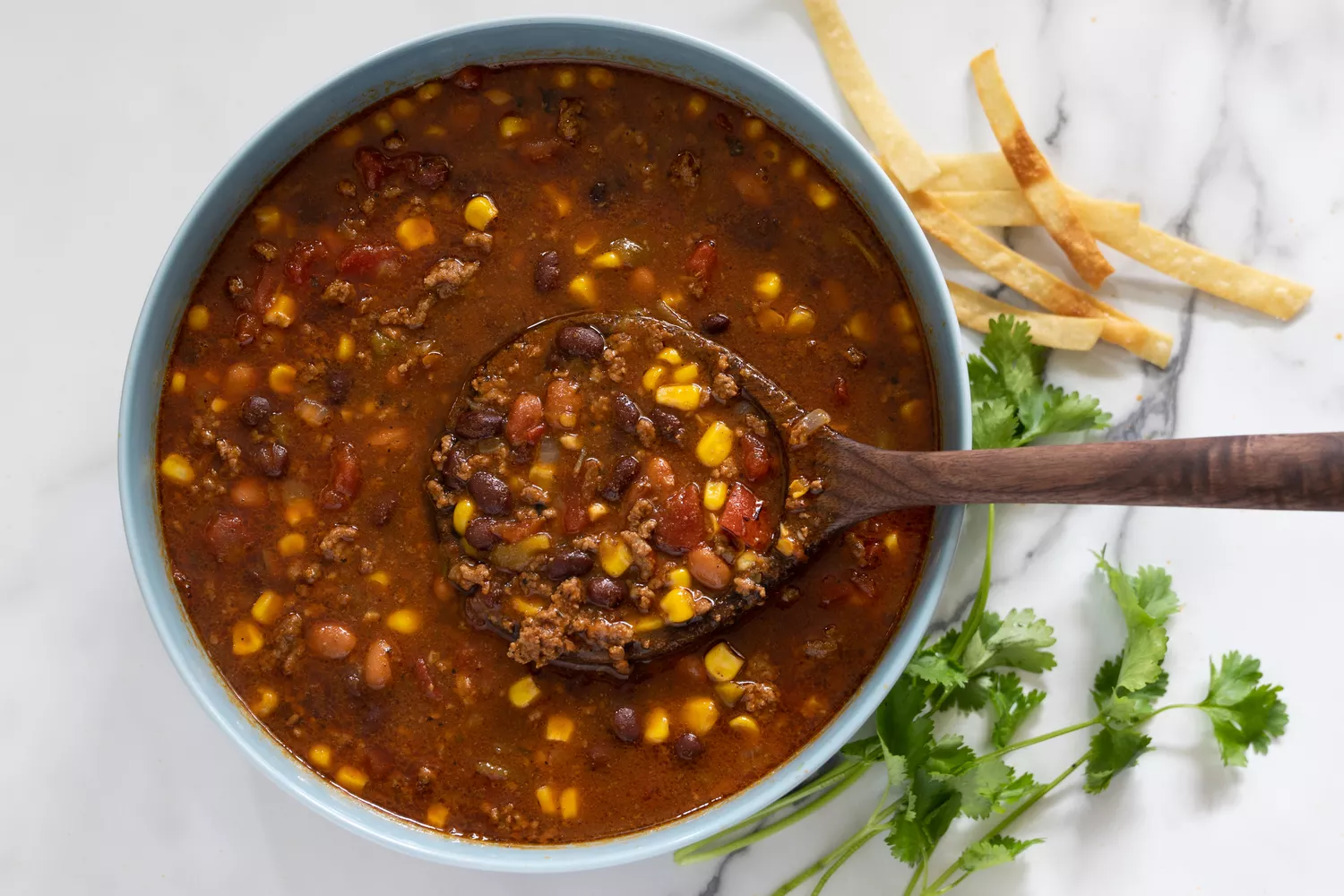 soupe taco de mijoteuse dans un bol de service