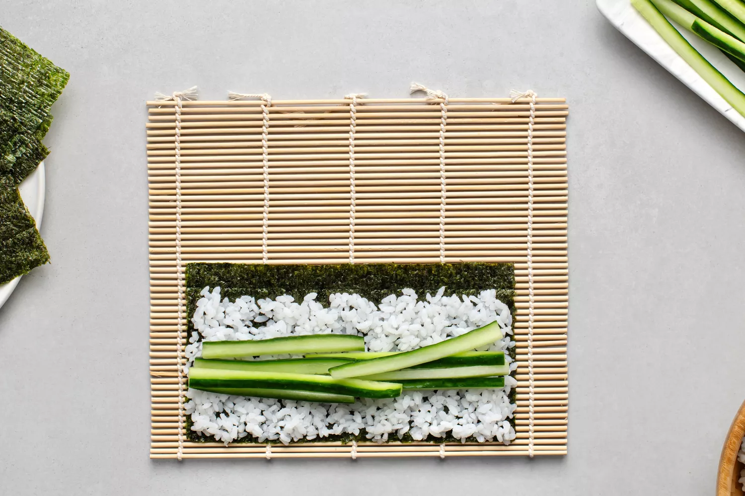 Bâtonnets de concombre sur le riz