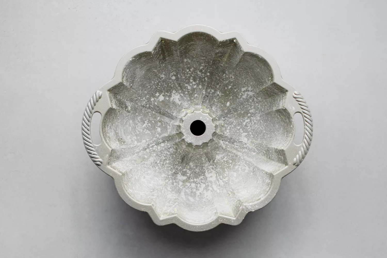 Moule à bundt graissé et fariné