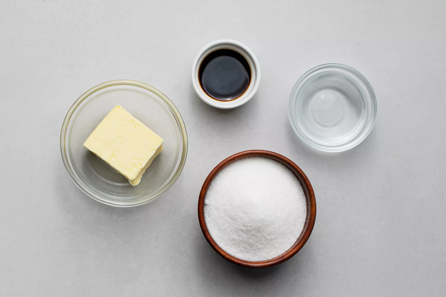 Ingrédients de glaçage du gâteau Bundt au beurre du Kentucky rassemblés