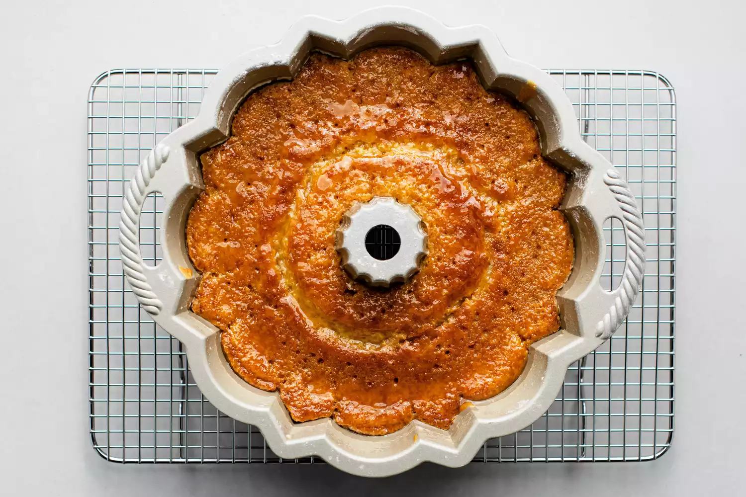 Gâteau Bundt au beurre du Kentucky dans un moule à gâteau Bundt