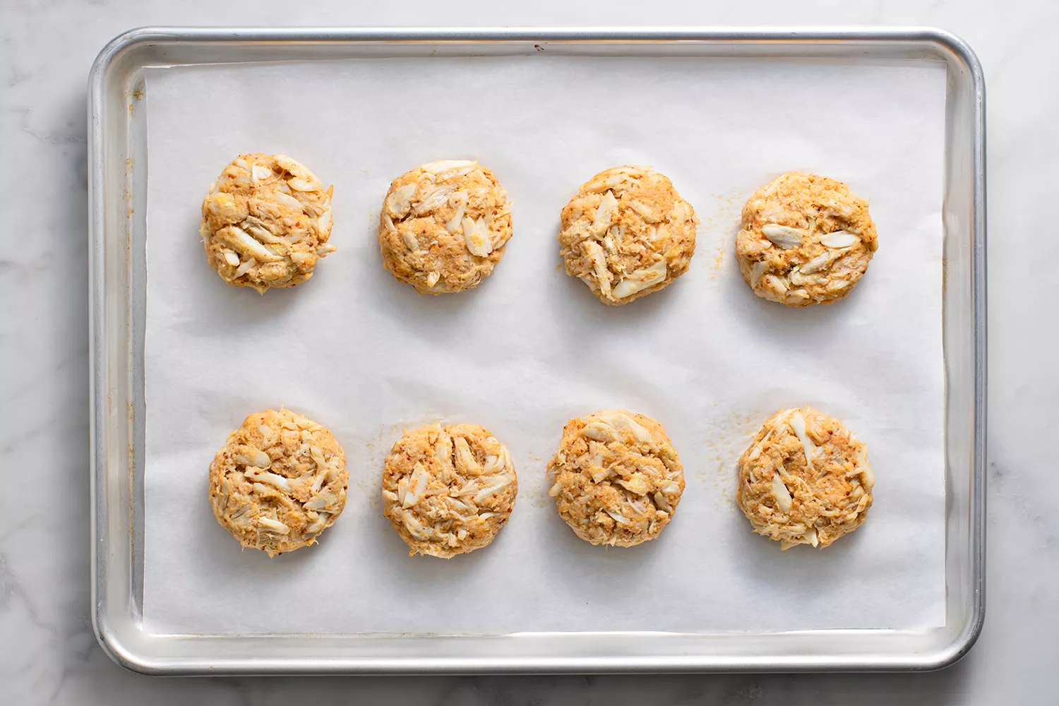 Galettes de crabe sur une plaque de cuisson