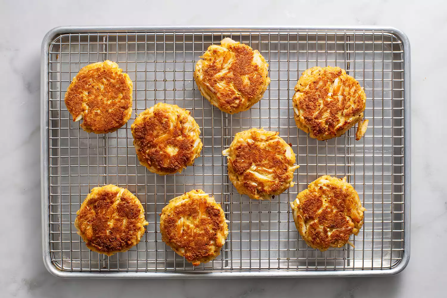 Gâteaux de crabe sur une grille de refroidissement