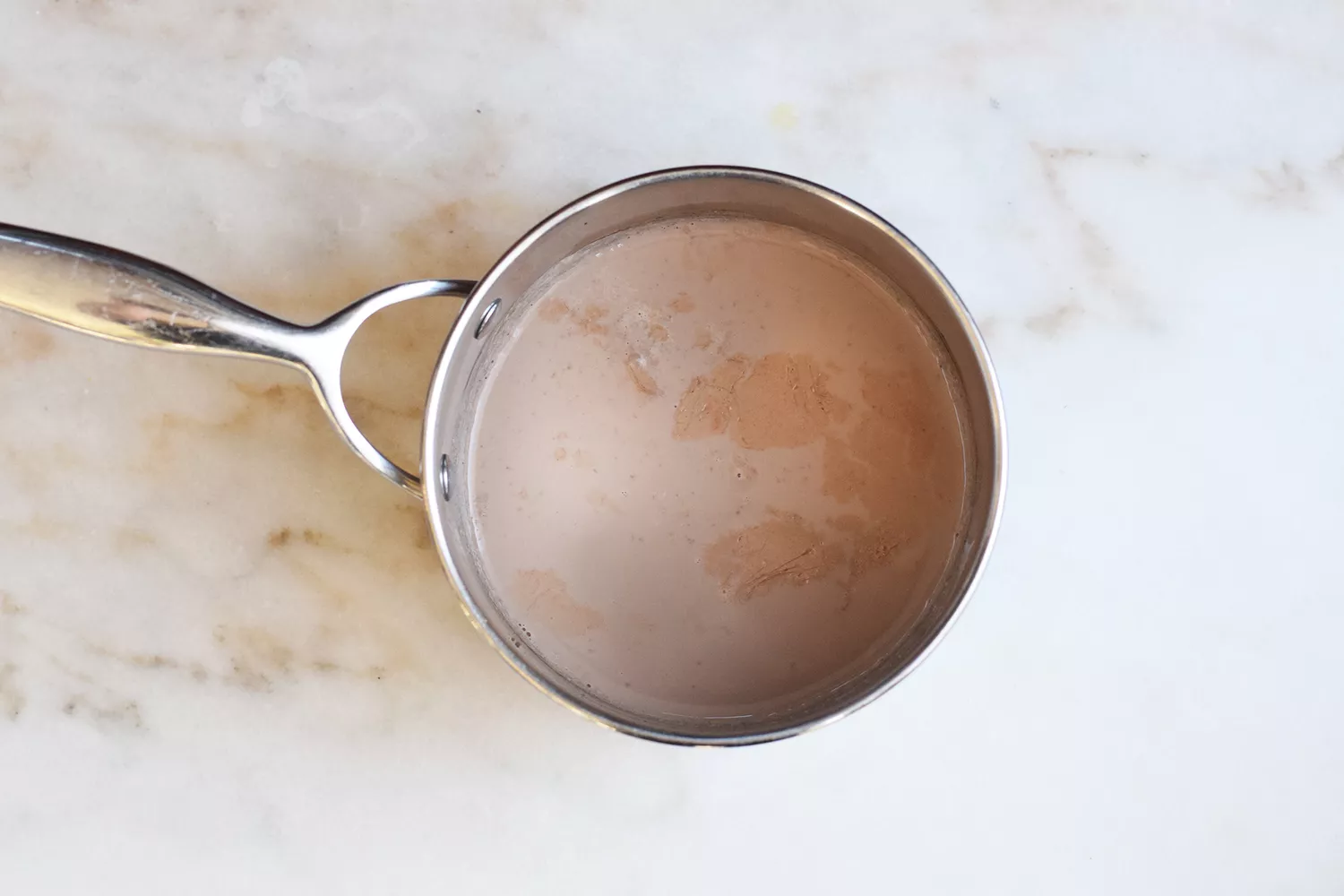 Lait et chocolat mélangés dans une casserole