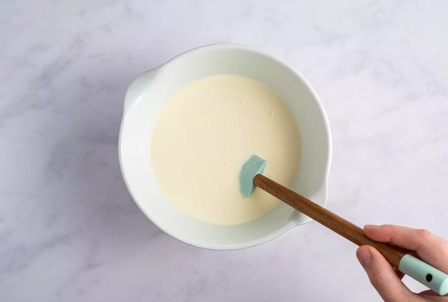 Incorporer délicatement la crème et la vanille