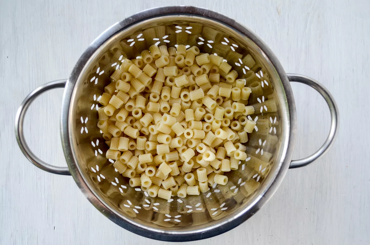 Cuire les pâtes pour la Pasta e Fagioli de Copycat Olive Garden