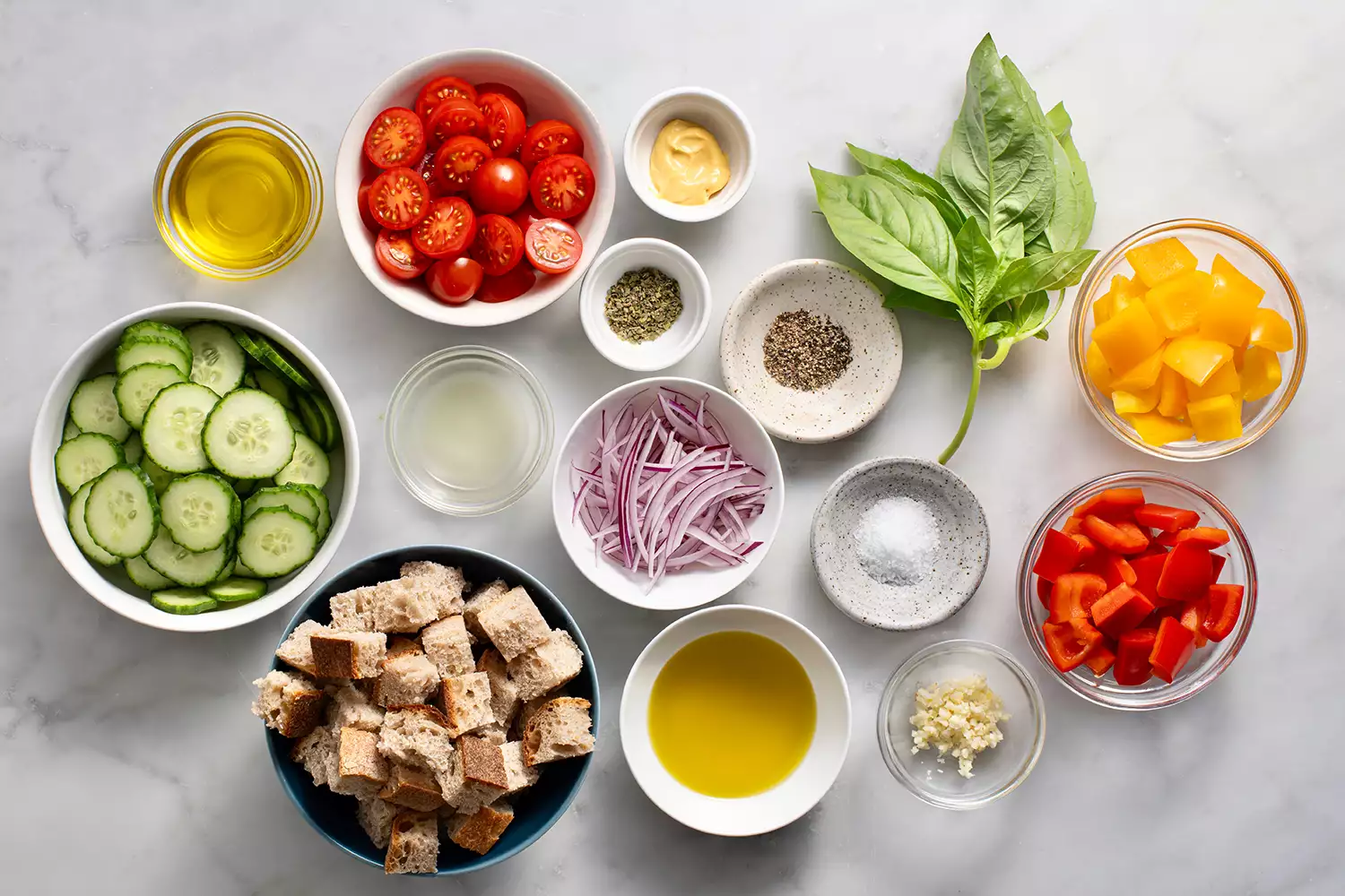 Ingrédients de la salade Panzanella dans des bols
