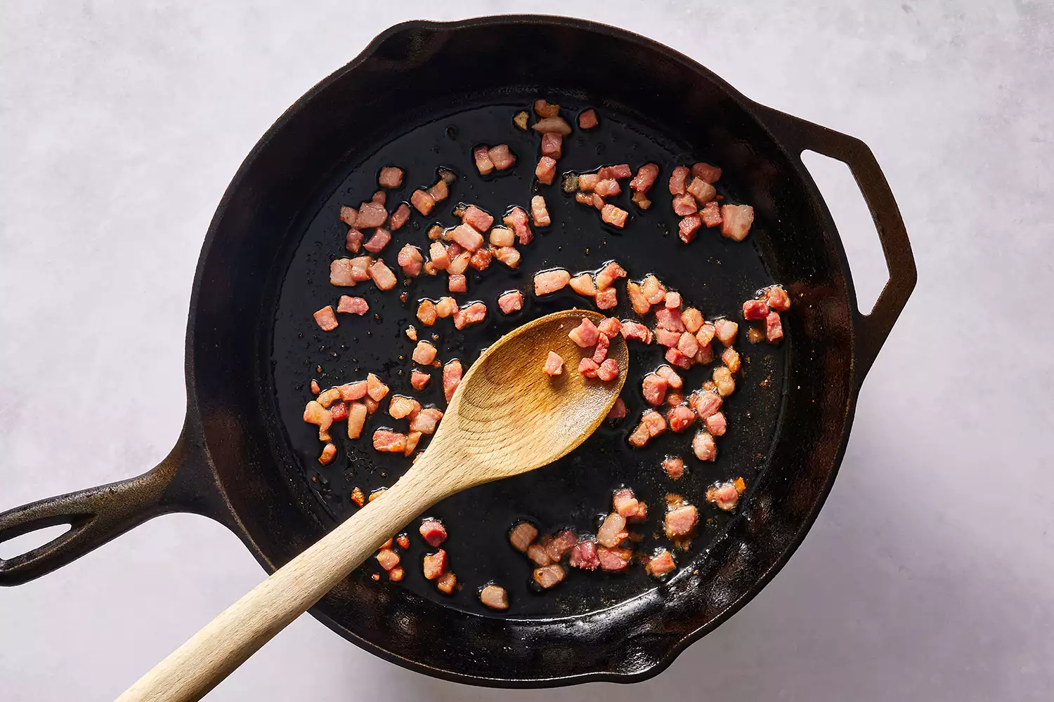 Pancetta cuite dans une poêle en fonte