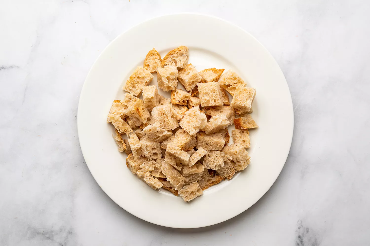 Cubes de pain sur une assiette