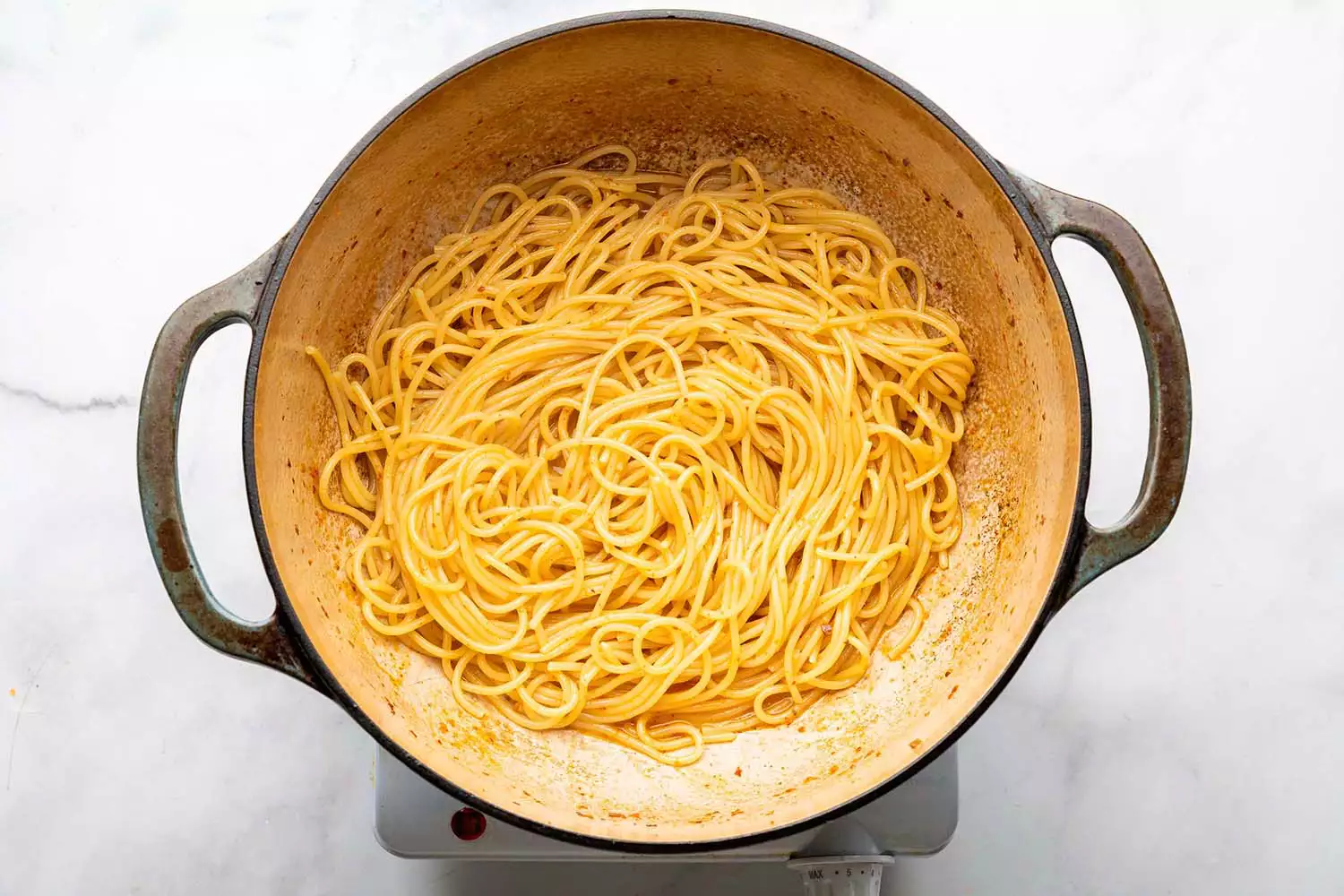 Pâtes dans une casserole sur un bruleur