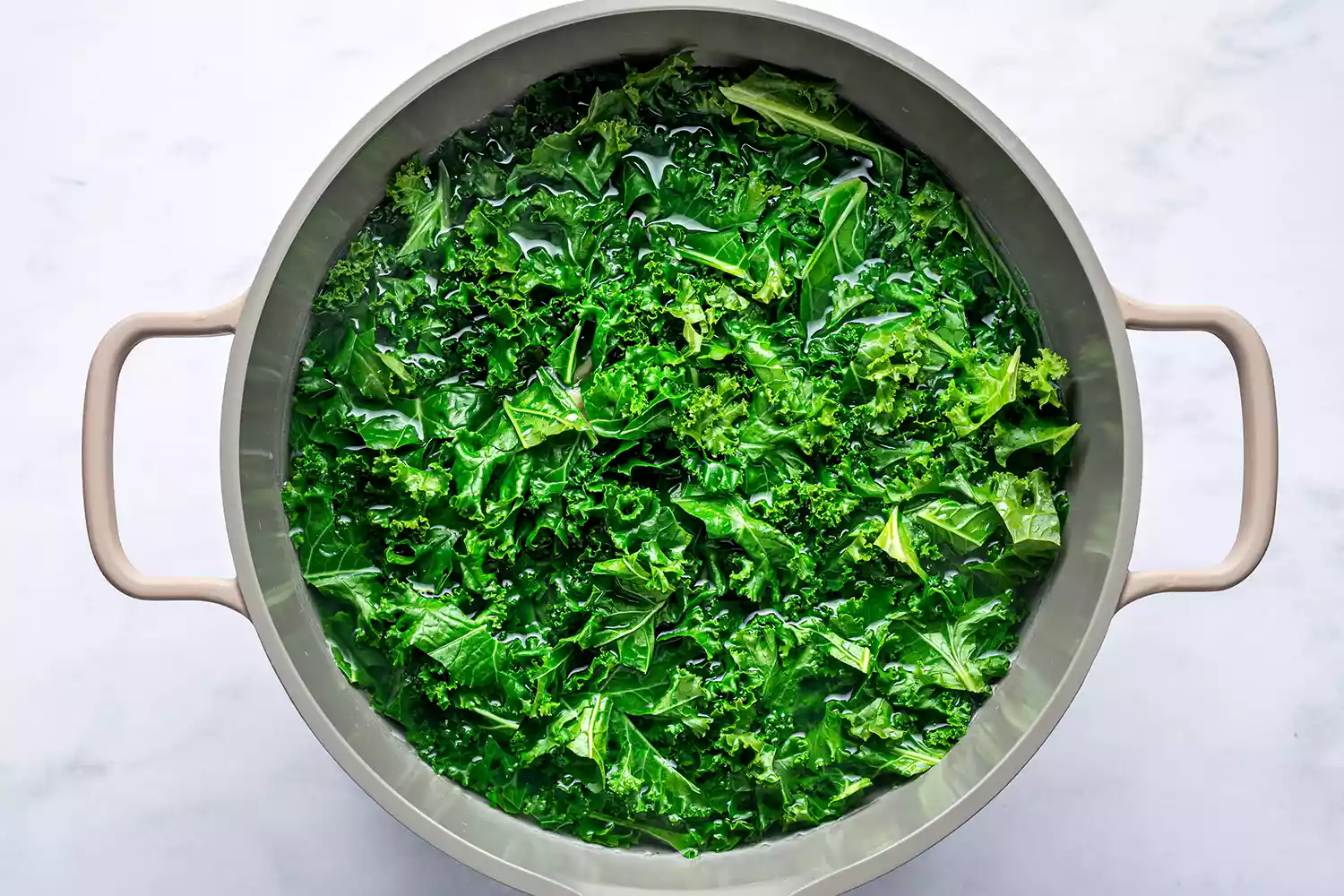 Ajout de légumes à la casserole