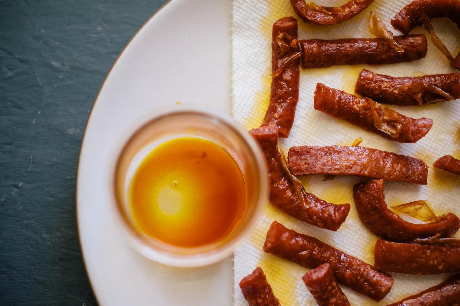 Transférer le pepperoni sur une assiette