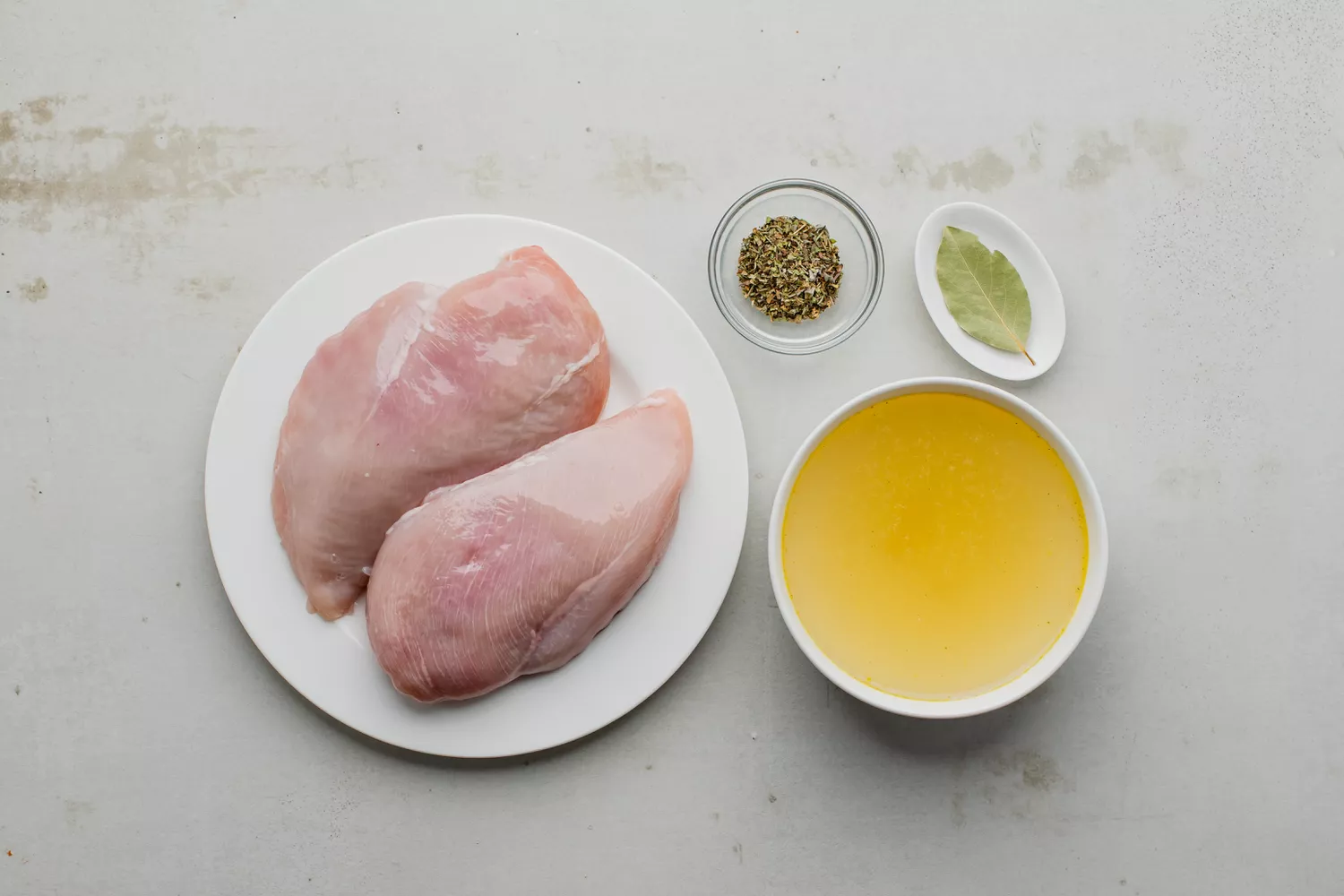 Ingrédients pour la recette de poitrines de poulet pochées rassemblés