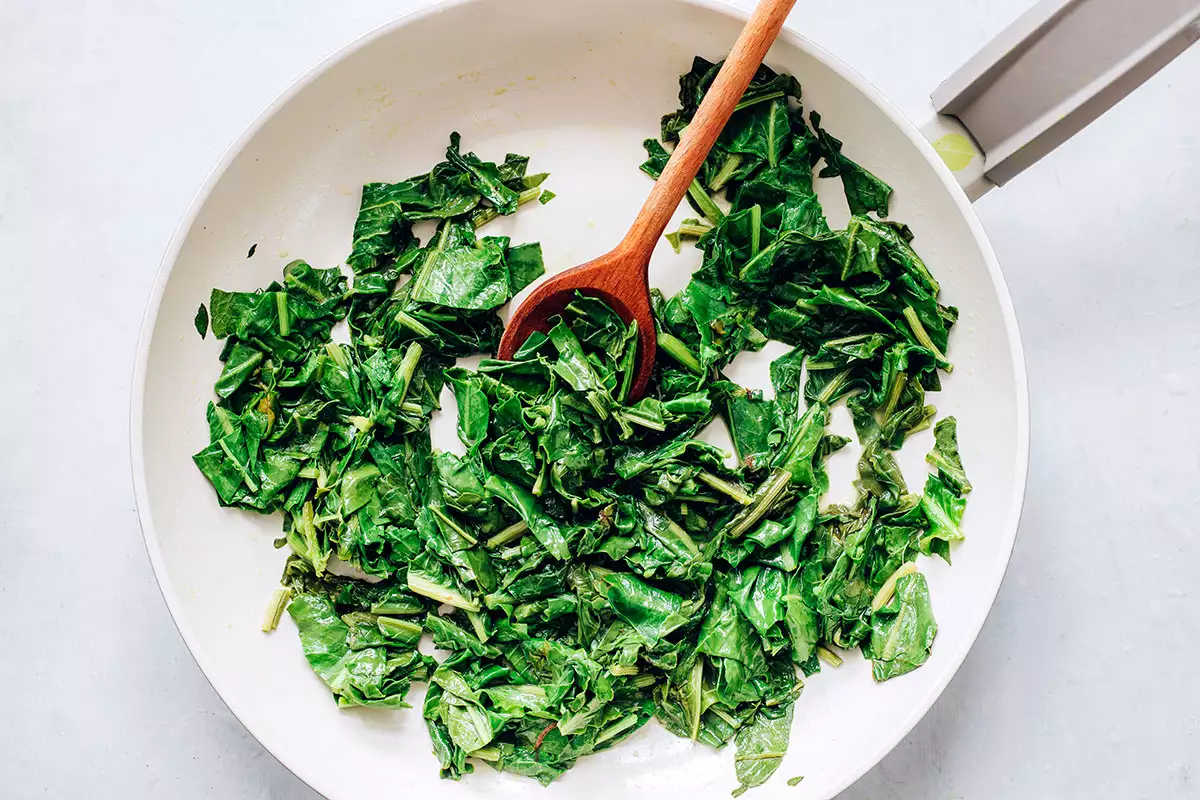 Faire fondre le beurre et faire sauter l'oseille dans une poêle