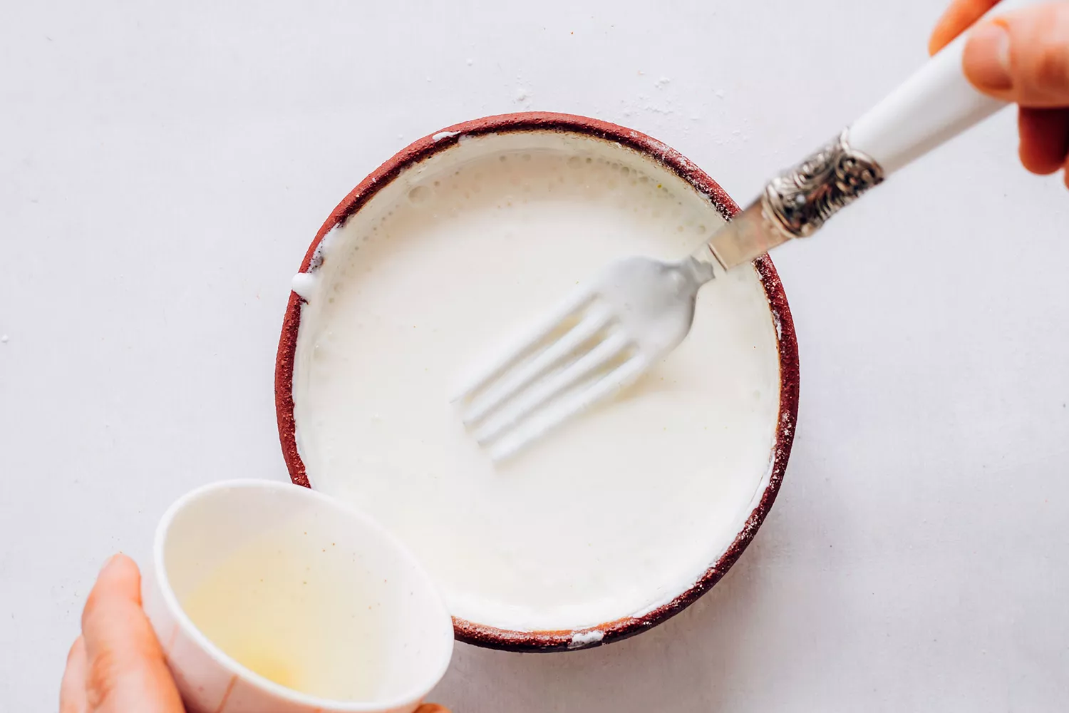 Tempérer le mélange de crème aigre avec la soupe chaude