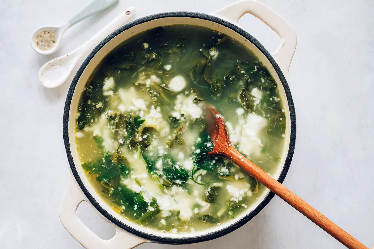 Soupe avec le mélange de crème aigre