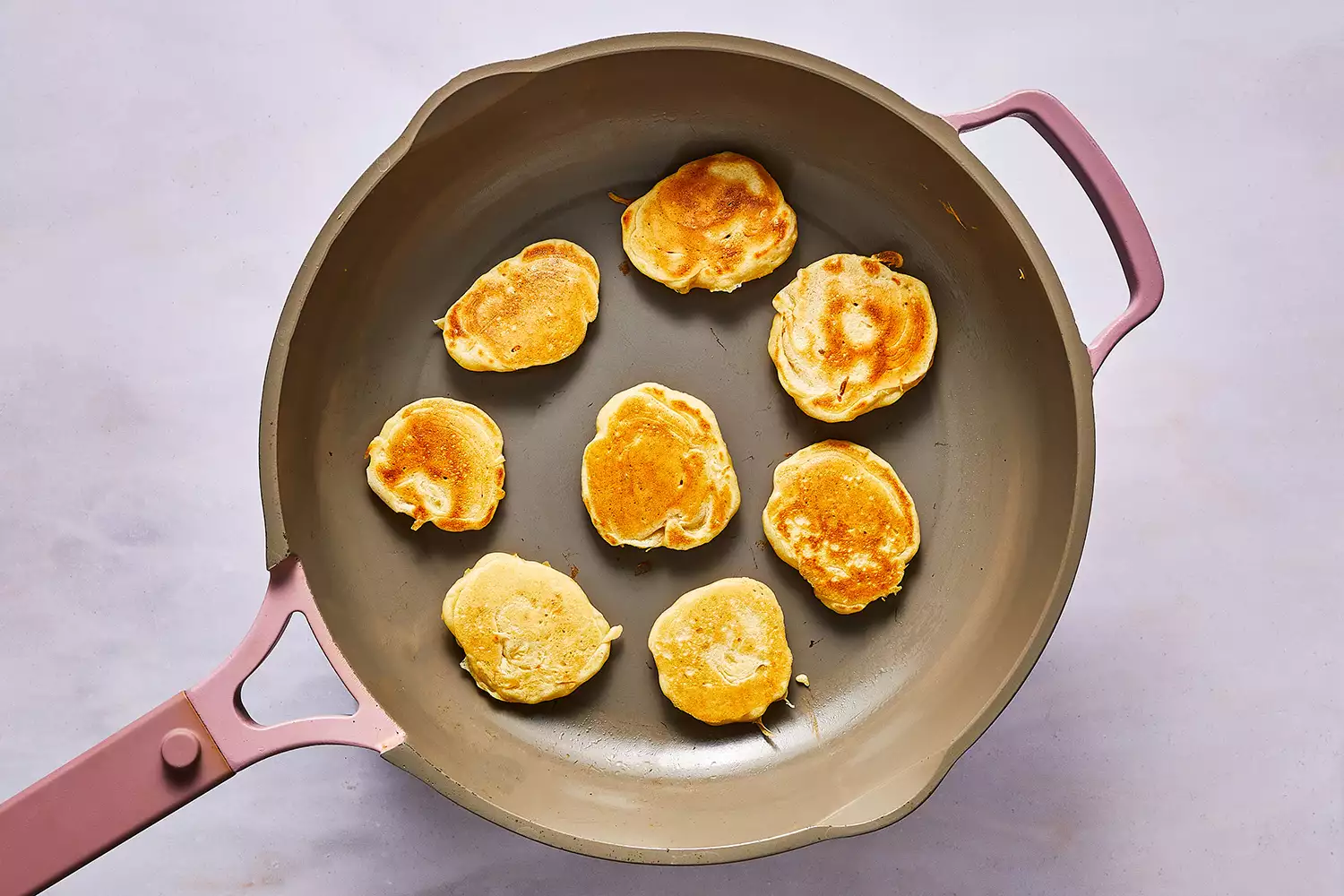 Blini en train de cuire dans une poêle