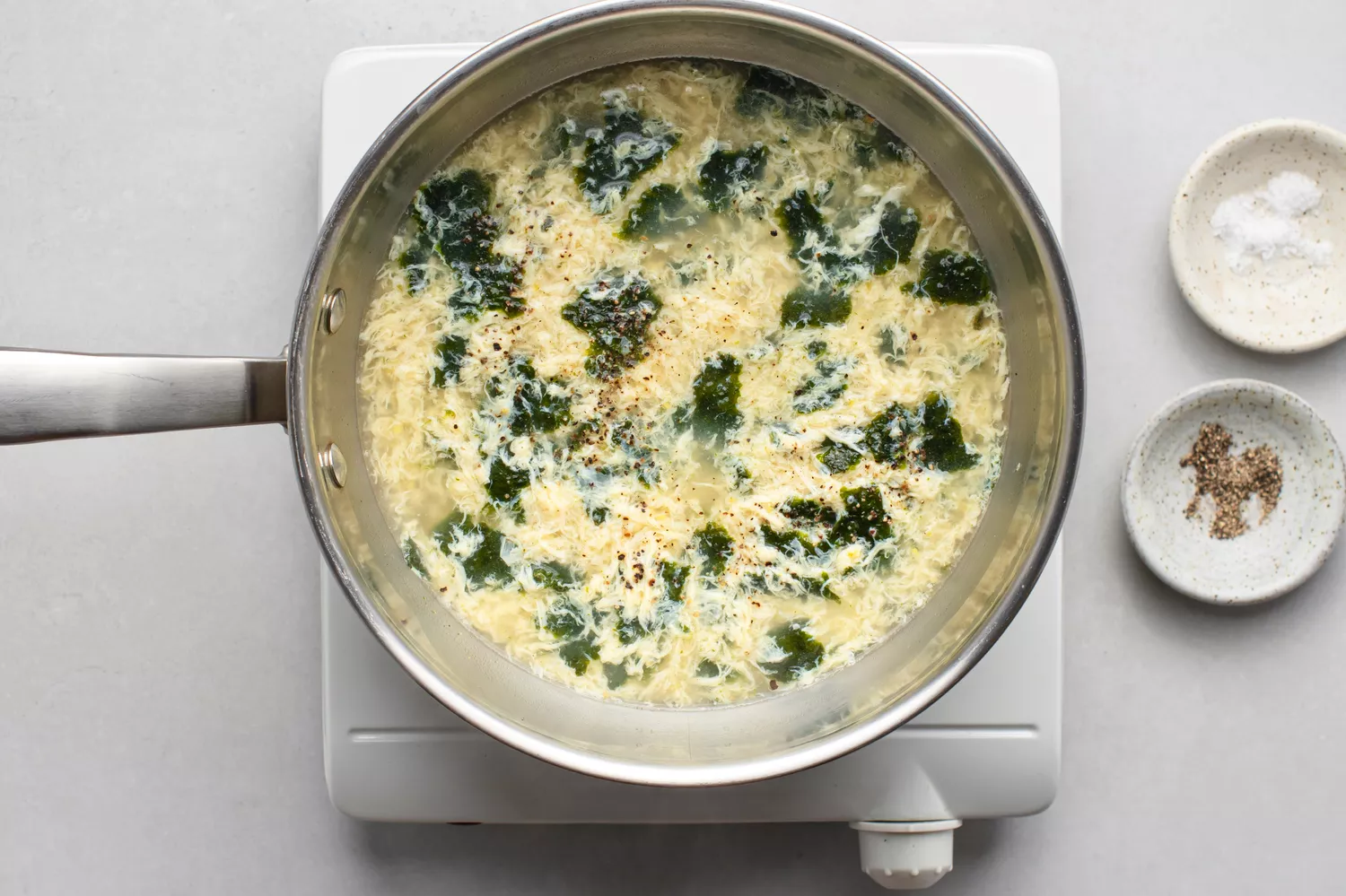 Verser doucement les œufs dans la soupe