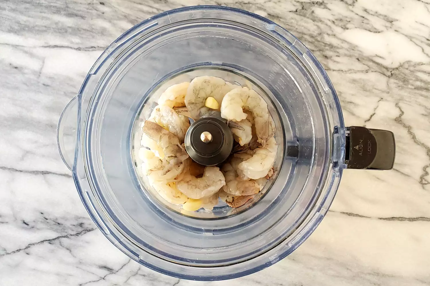 Crevettes dans le robot culinaire.