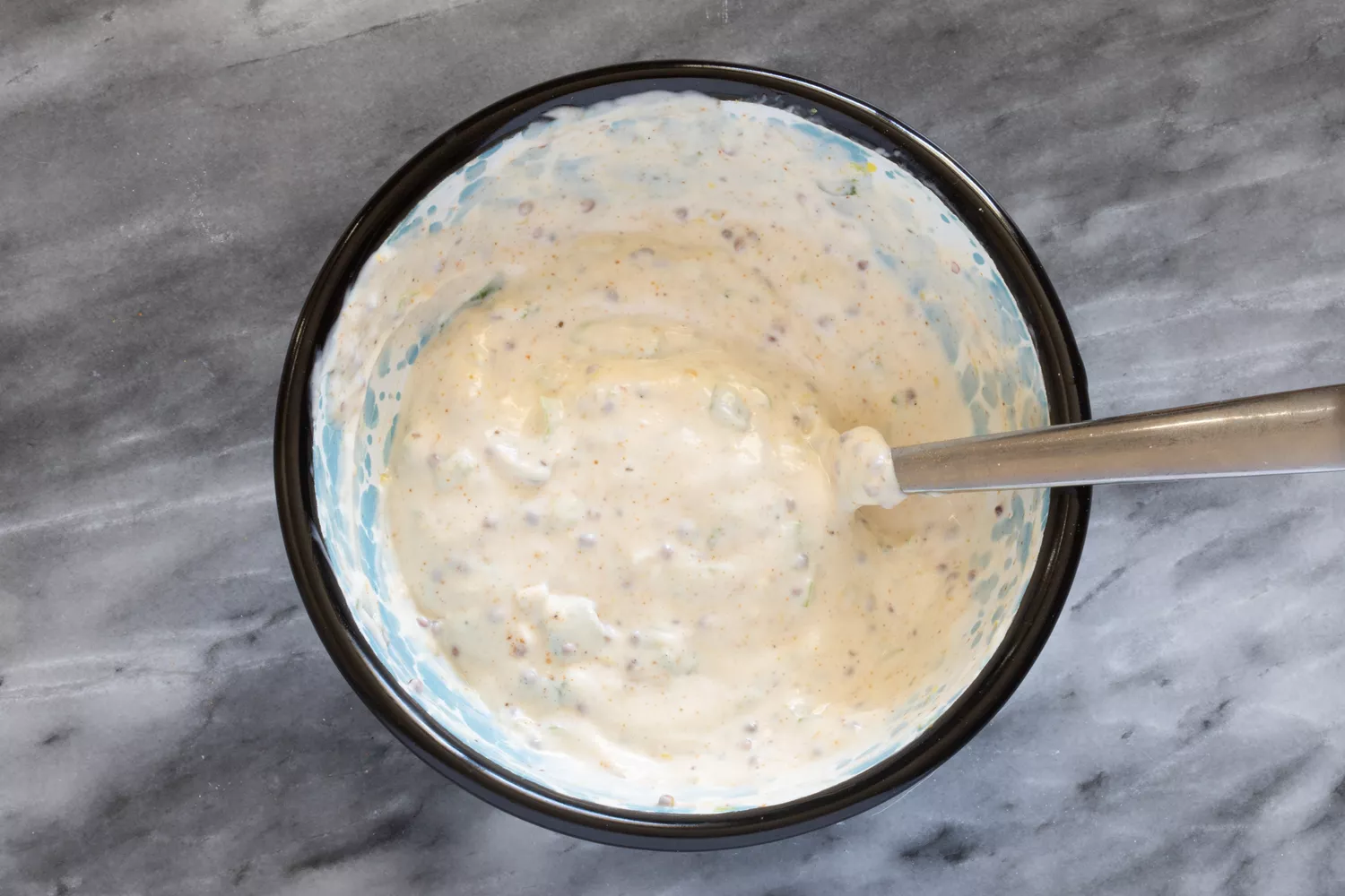 Sauce pour hamburgers aux crevettes dans un bol.