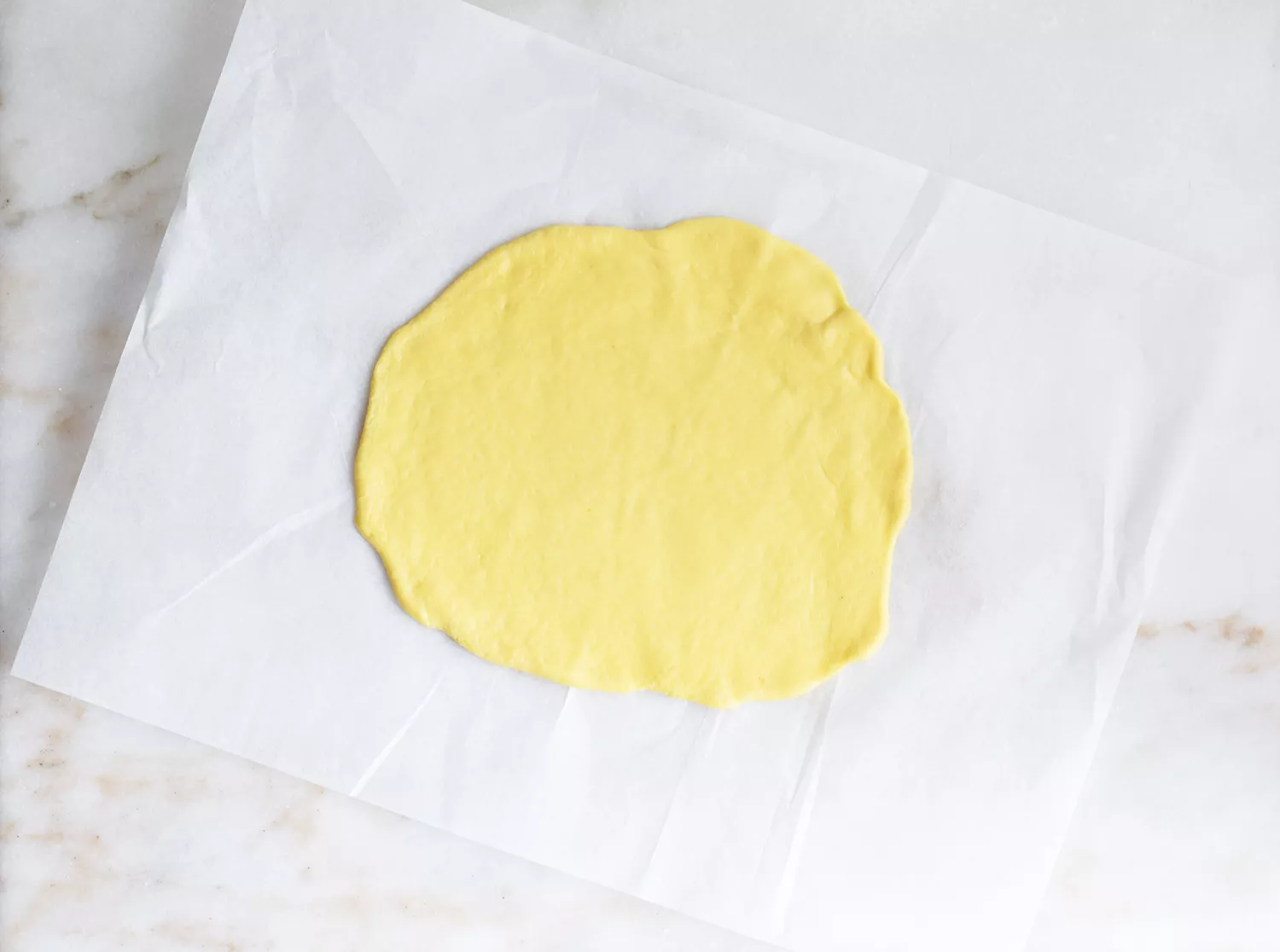 boule de pâte roulée en rond plat