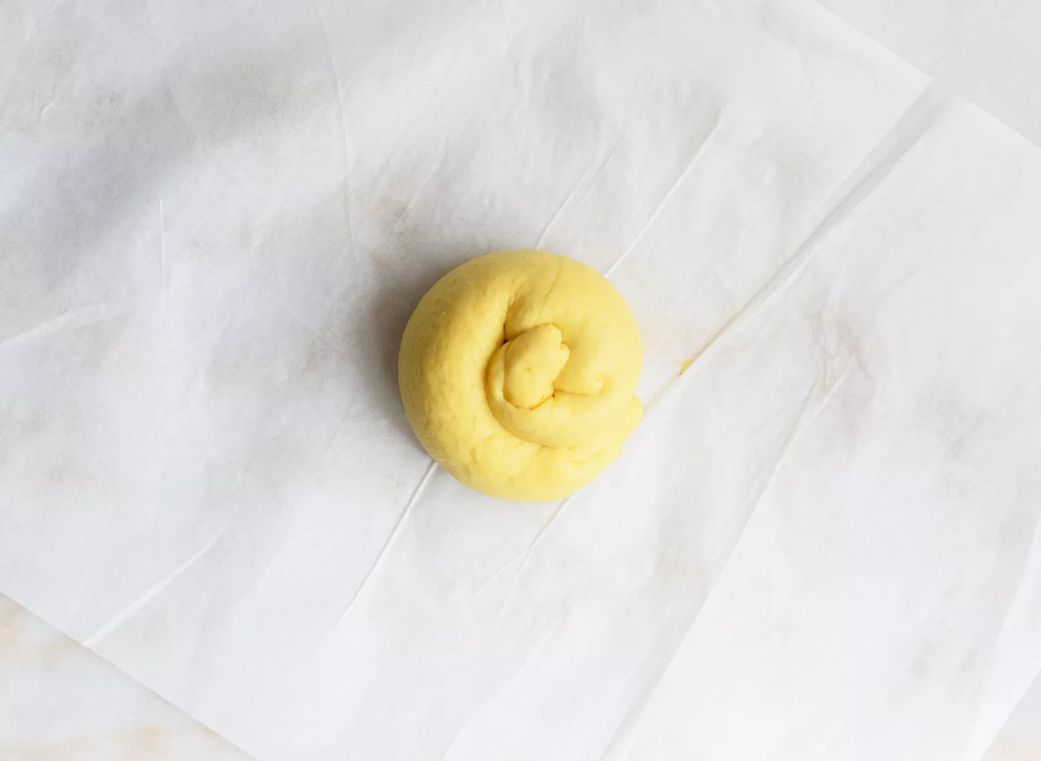 pâte de challah enroulée en escargot