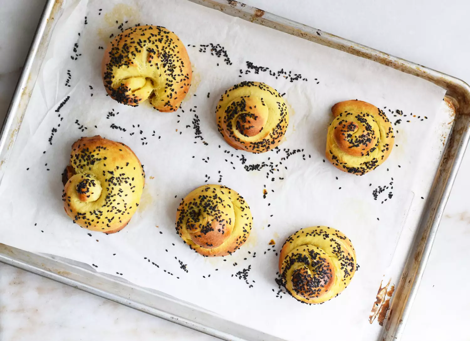 rouleaux de challah cuits sur une plaque