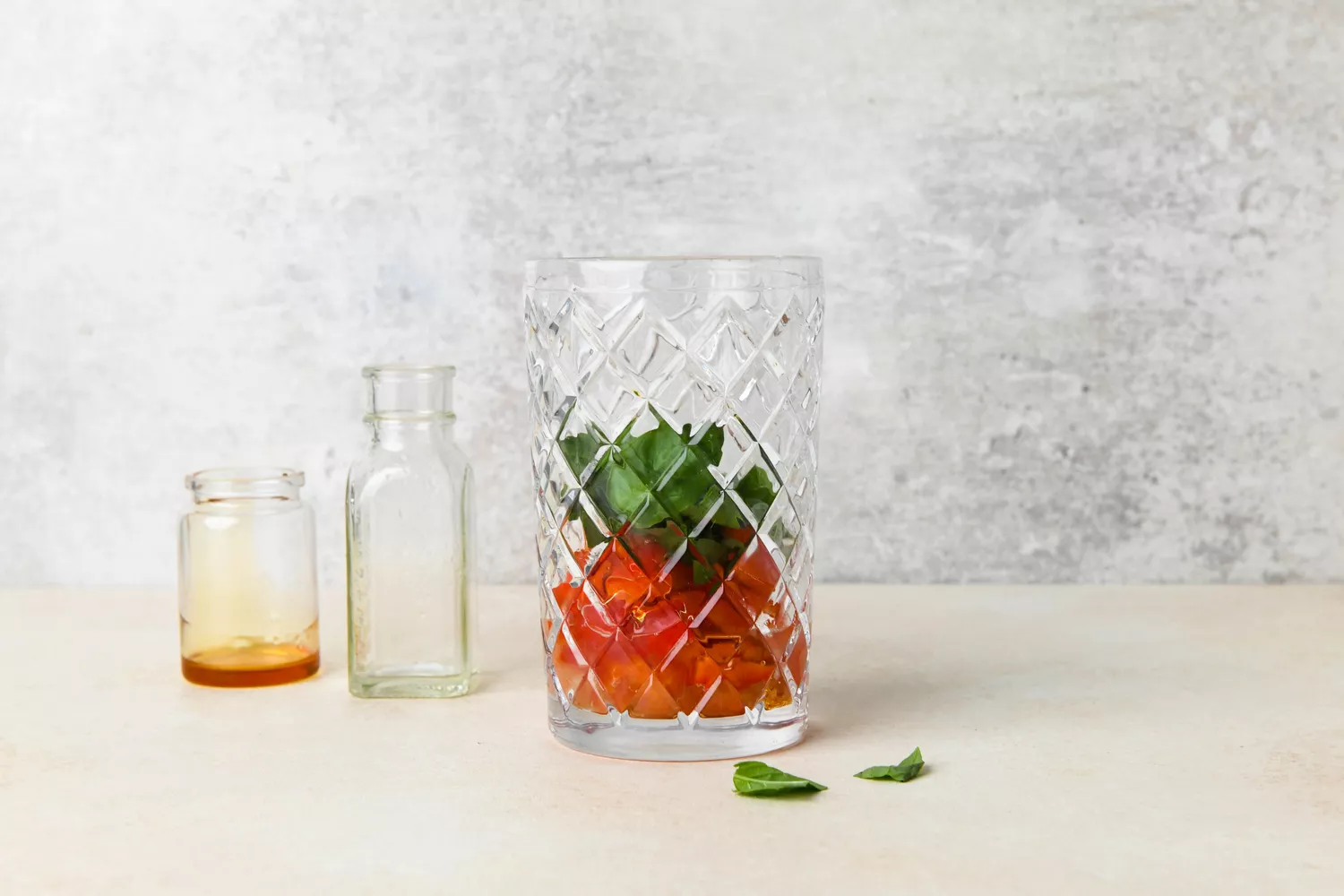 Poivrons, basilic, jus de citron frais et nectar d'agave dans un verre