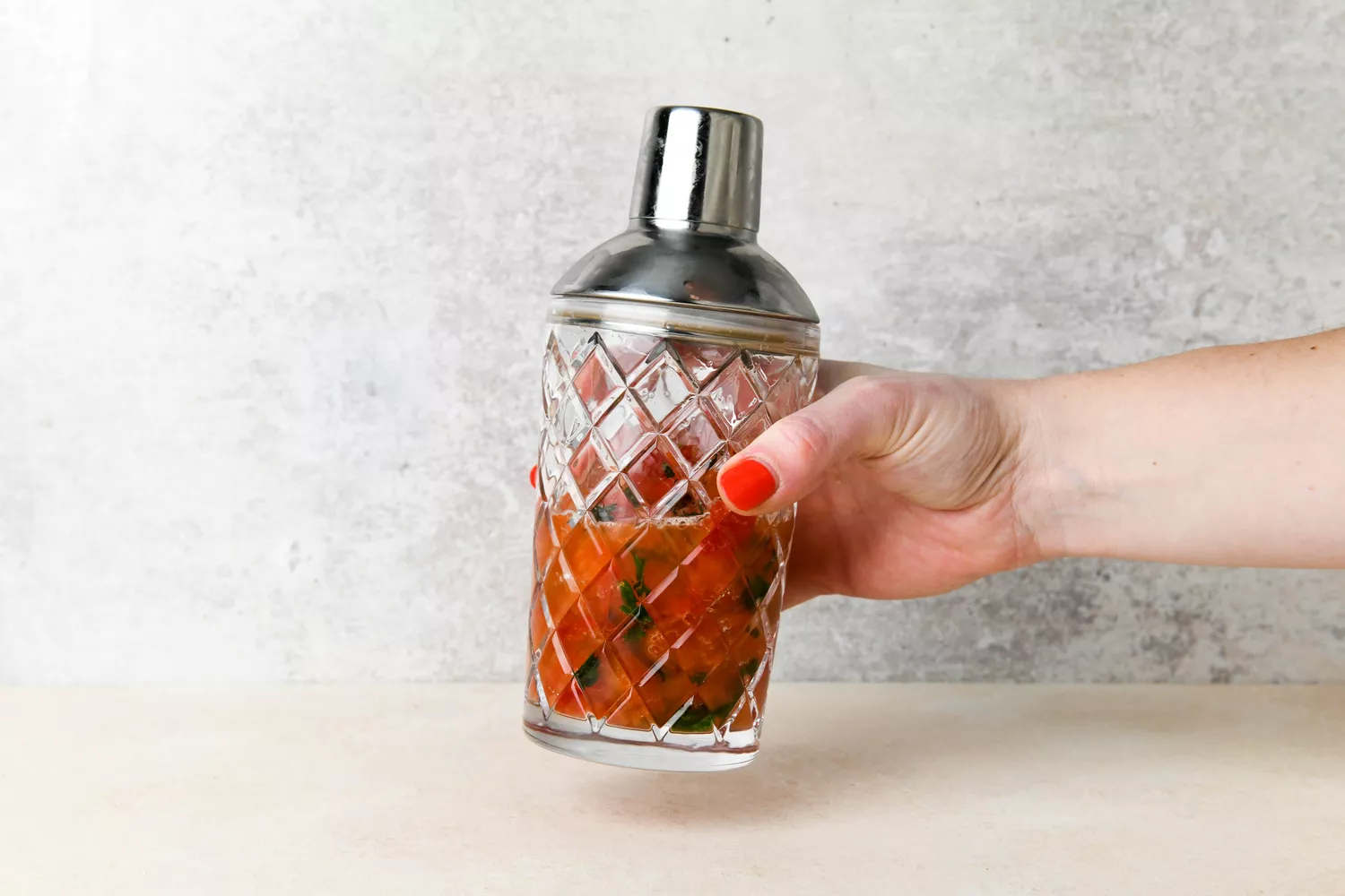 Secouer le shaker à cocktail