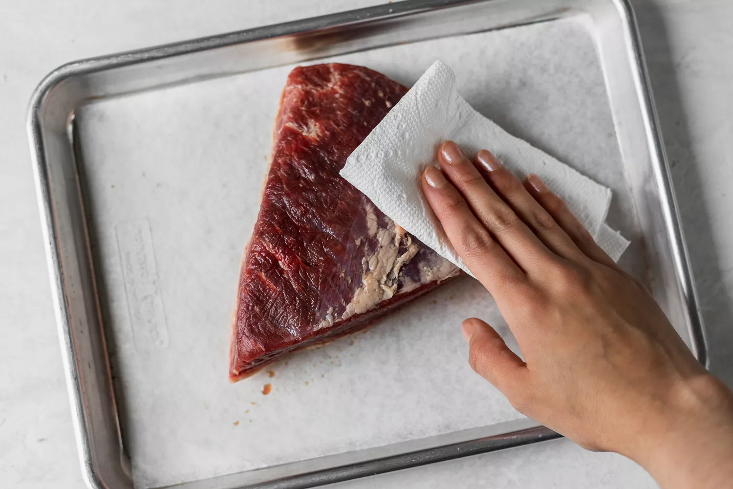 Essuyer le brisket avec des serviettes en papier