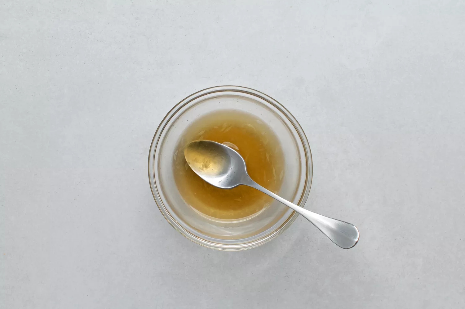 Mélanger la sauce de poisson, le citron vert et le sucre