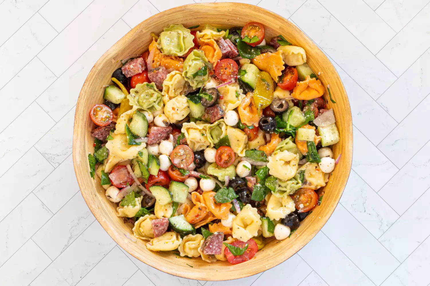 salade de pâtes tortellini dans un bol de service