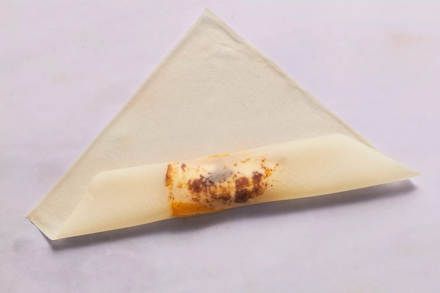 banane partiellement enroulée dans le lumpia