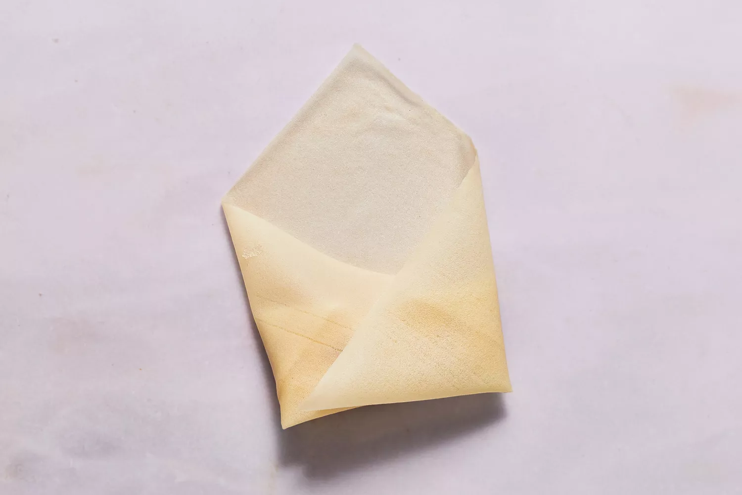 banane partiellement enveloppée dans le wrapper de lumpia