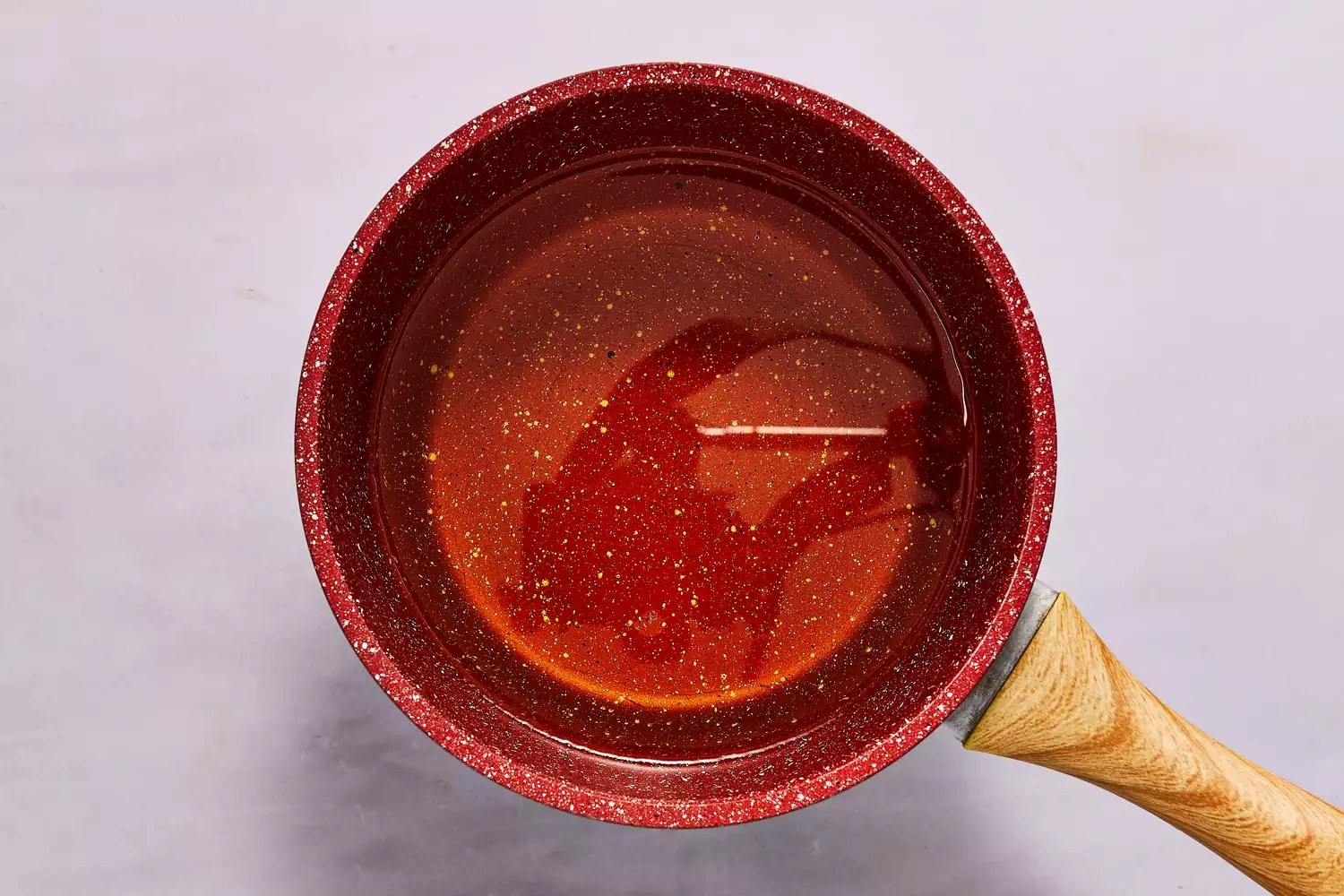 huile végétale chauffant dans une poêle