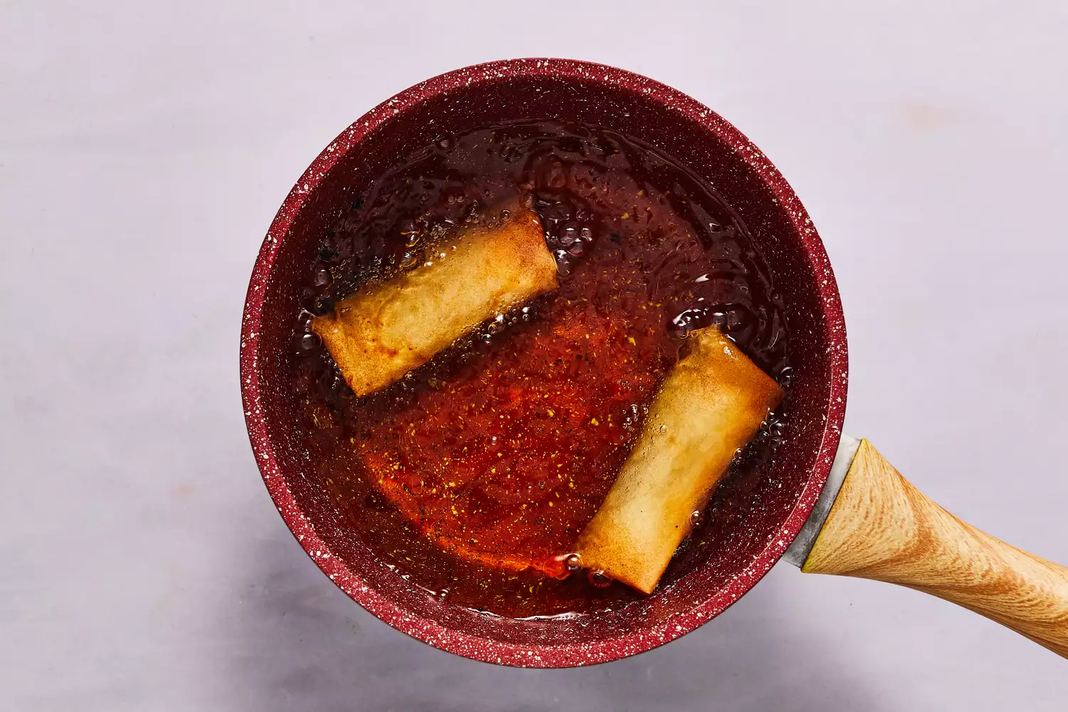 rouleaux de banane en train de frémir dans l'huile